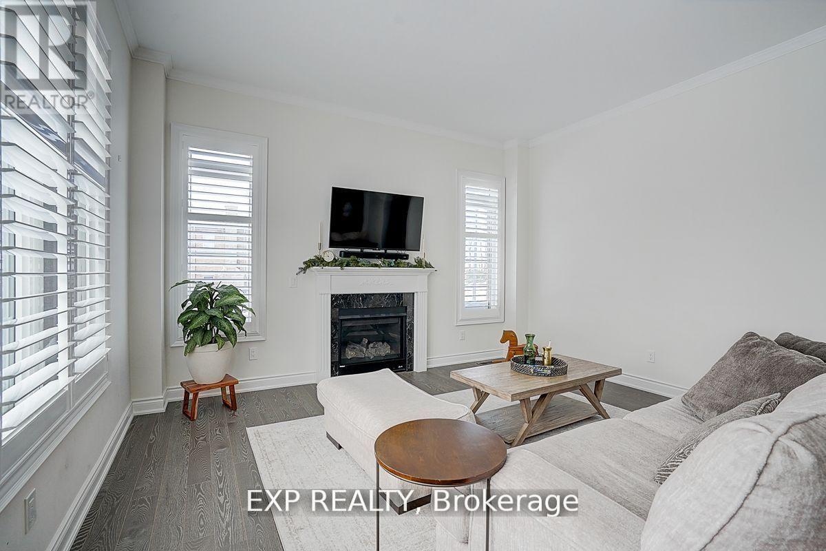 41 Walter Tunny Crescent, East Gwillimbury, Ontario  L9N 0R4 - Photo 12 - N12417380