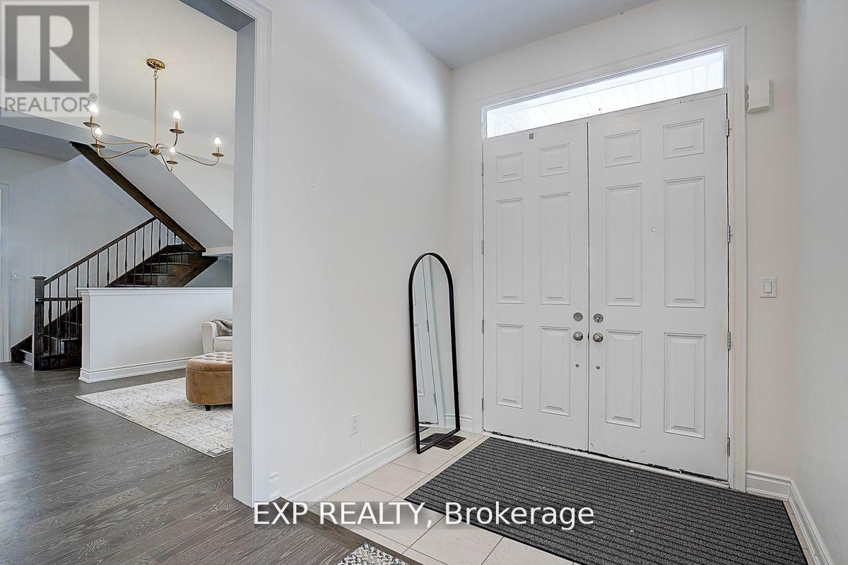 41 Walter Tunny Crescent, East Gwillimbury, Ontario  L9N 0R4 - Photo 3 - N12417380