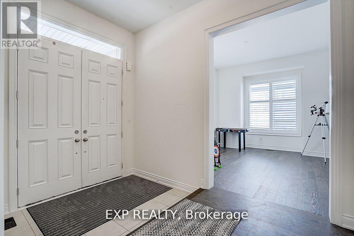 41 Walter Tunny Crescent, East Gwillimbury, Ontario  L9N 0R4 - Photo 4 - N12417380