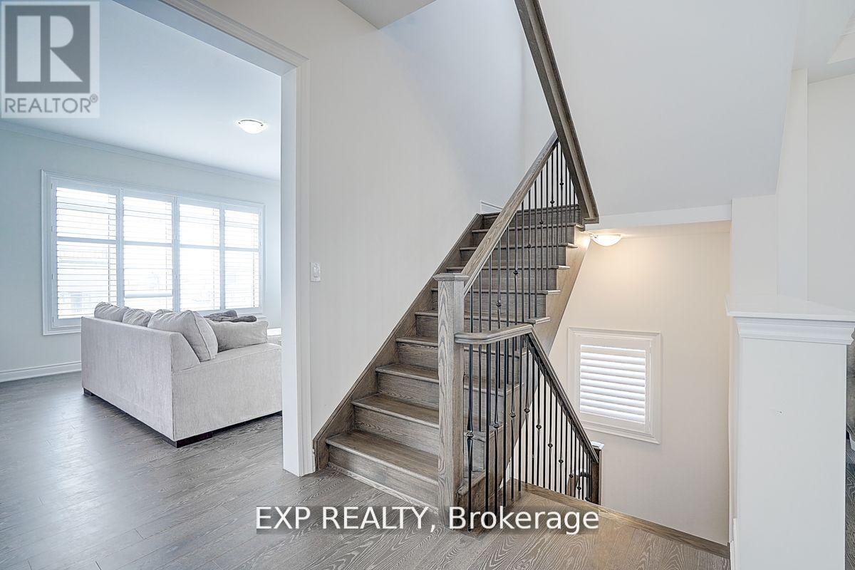 41 Walter Tunny Crescent, East Gwillimbury, Ontario  L9N 0R4 - Photo 8 - N12417380