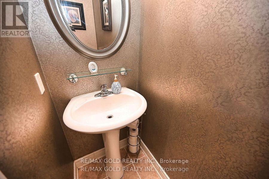 42 Louvain Drive, Brampton, Ontario  L6P 1W7 - Photo 25 - W12417381