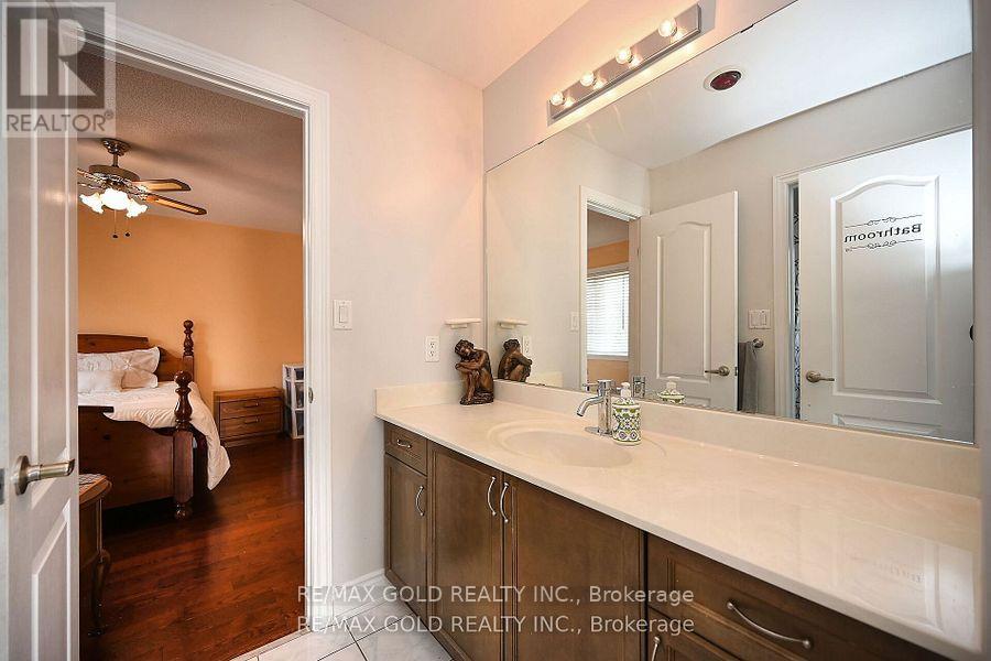 42 Louvain Drive, Brampton, Ontario  L6P 1W7 - Photo 38 - W12417381