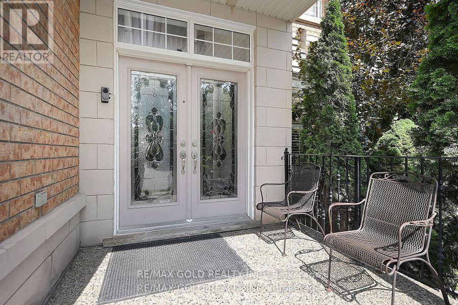 42 Louvain Drive, Brampton, Ontario  L6P 1W7 - Photo 5 - W12417381