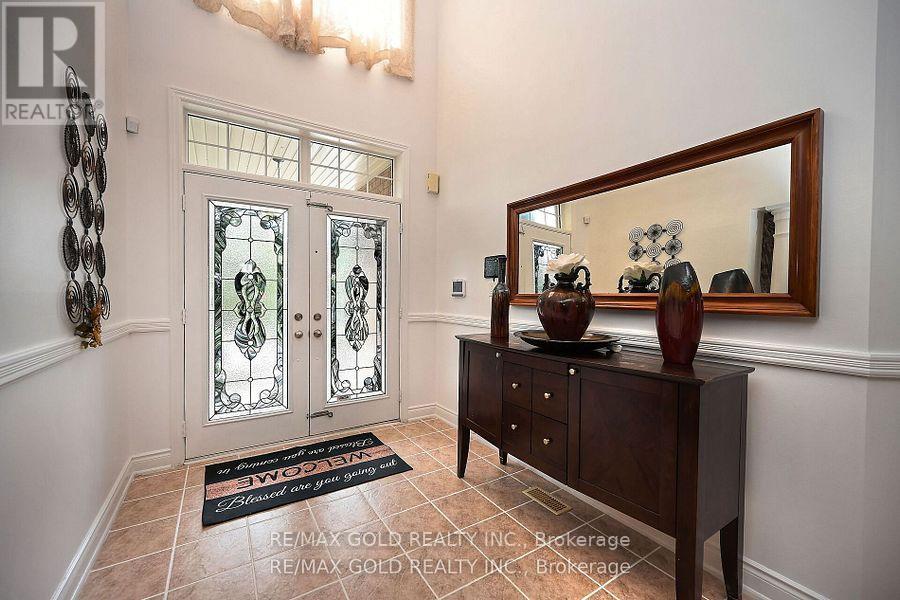 42 Louvain Drive, Brampton, Ontario  L6P 1W7 - Photo 8 - W12417381