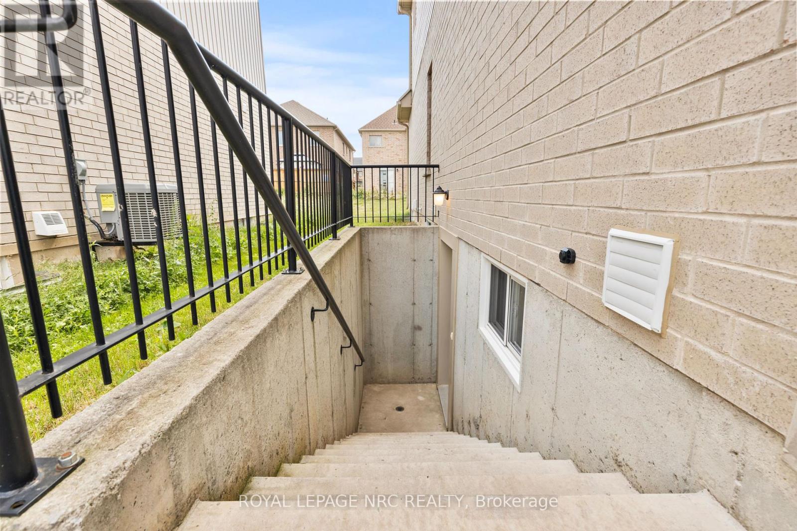 25 Autumn Avenue S, Thorold, Ontario  L2V 0H2 - Photo 11 - X12417395