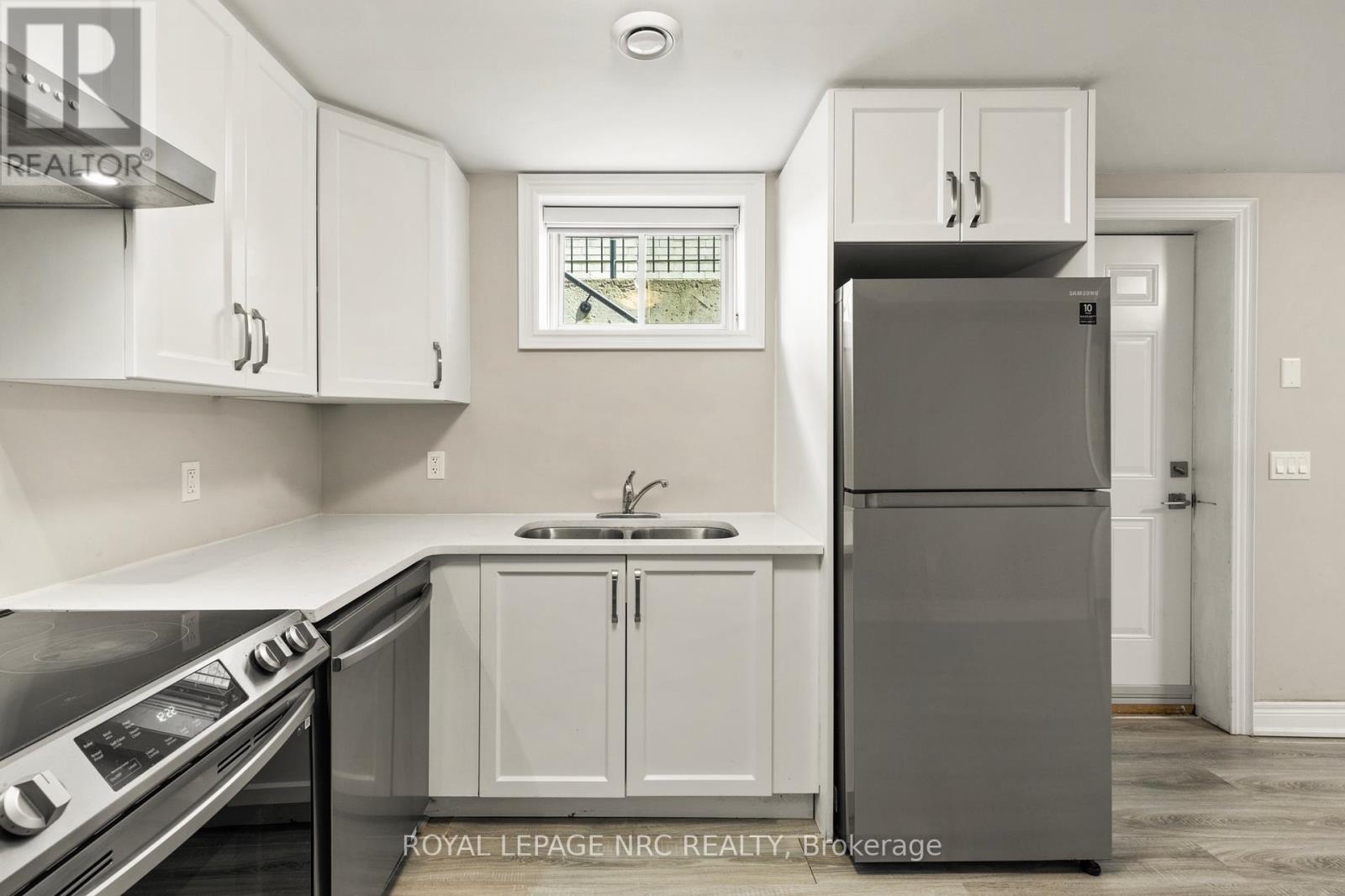25 Autumn Avenue S, Thorold, Ontario  L2V 0H2 - Photo 4 - X12417395