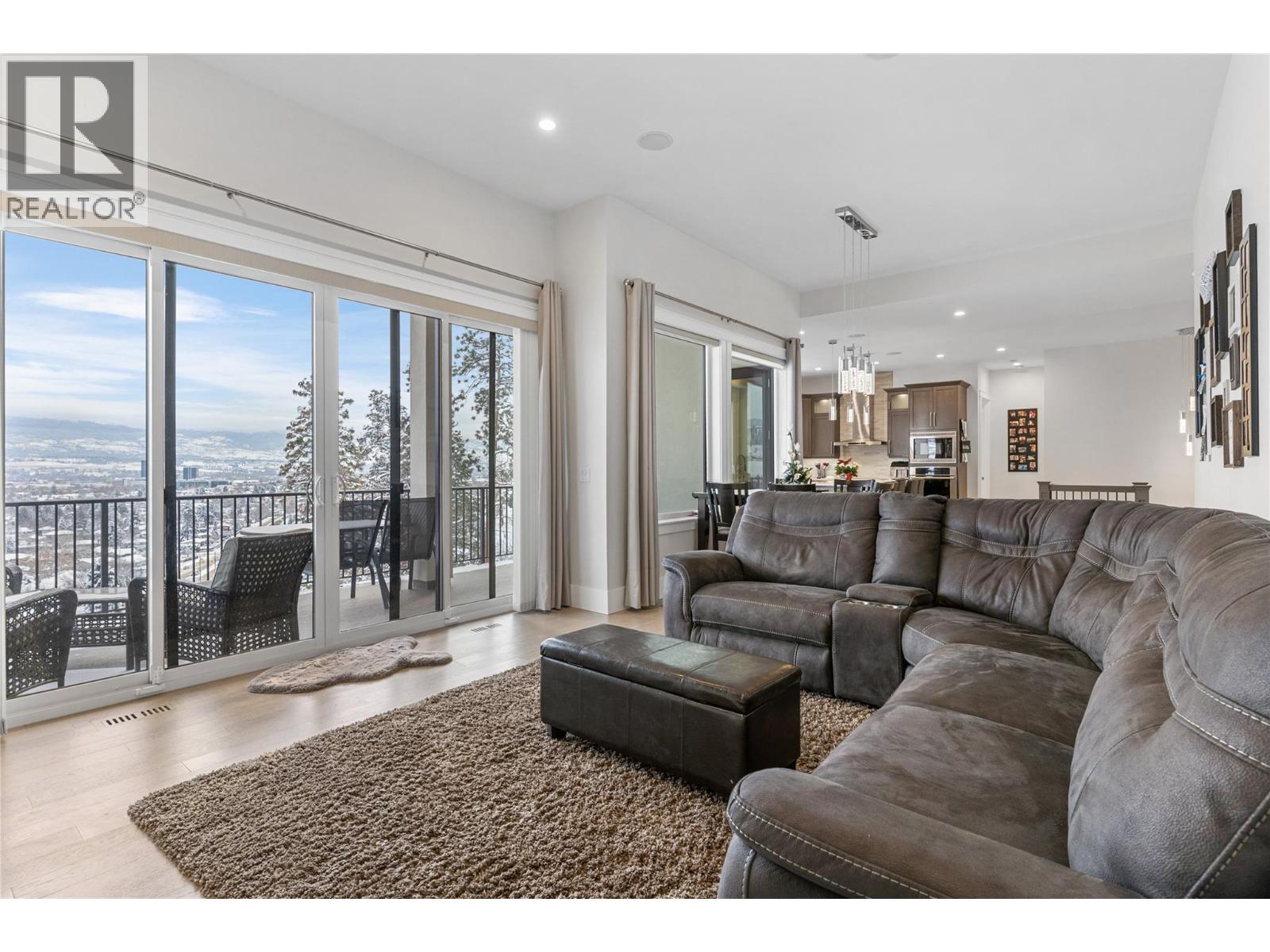 1325 Sladen Crescent Kelowna Photo 3