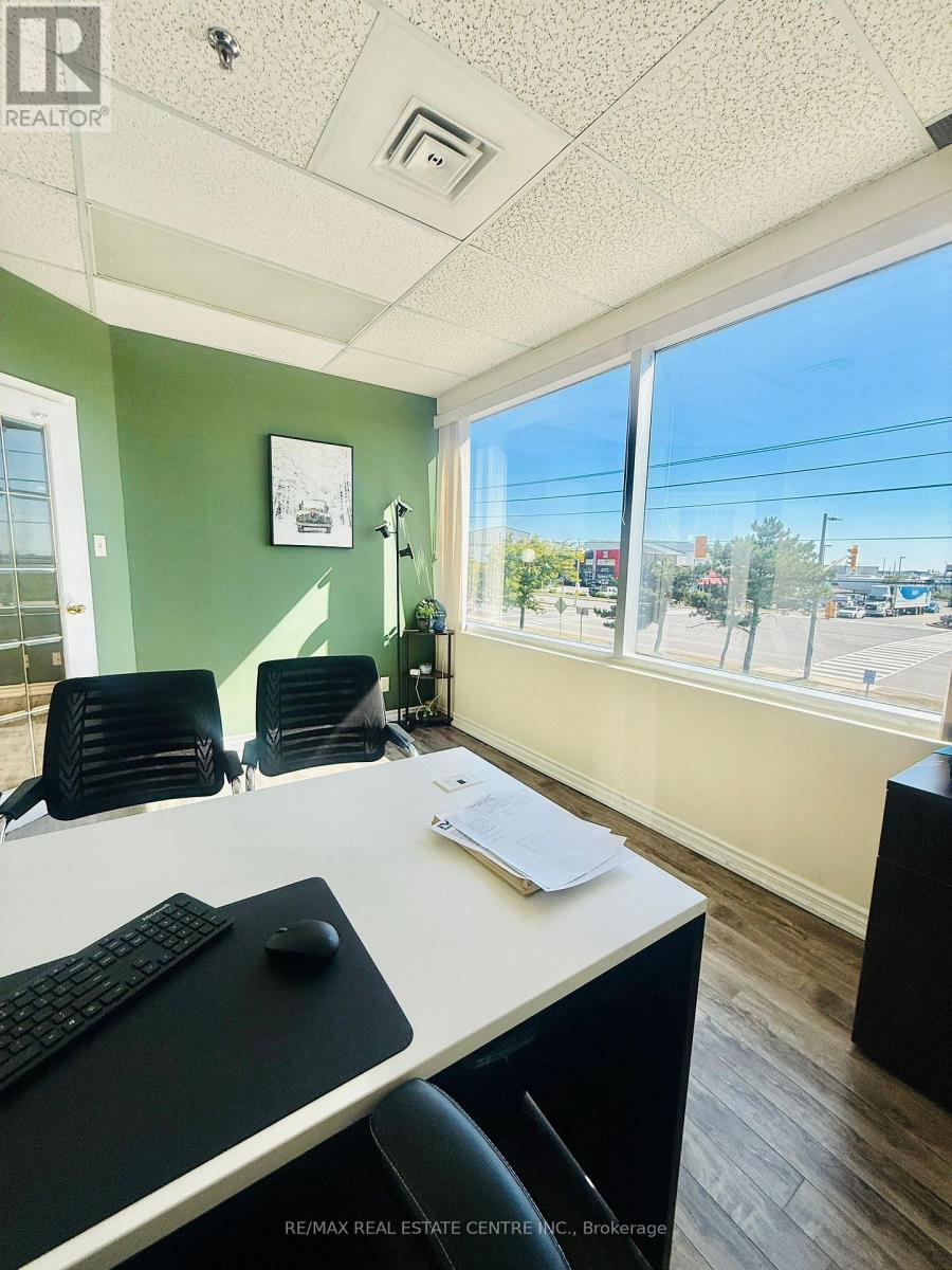 15upper - 2355 Derry Road E, Mississauga, Ontario  L5S 1V6 - Photo 14 - W12413731
