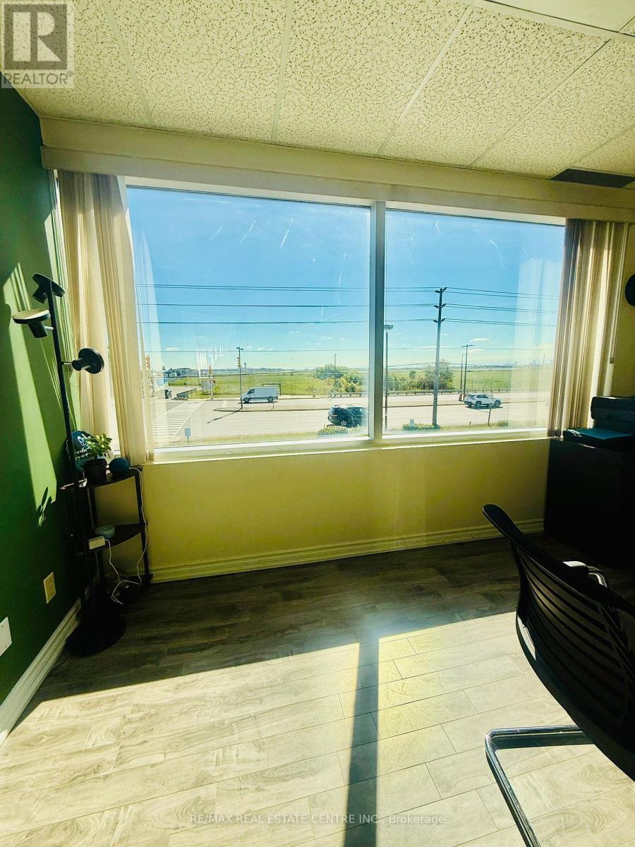 15upper - 2355 Derry Road E, Mississauga, Ontario  L5S 1V6 - Photo 11 - W12413731