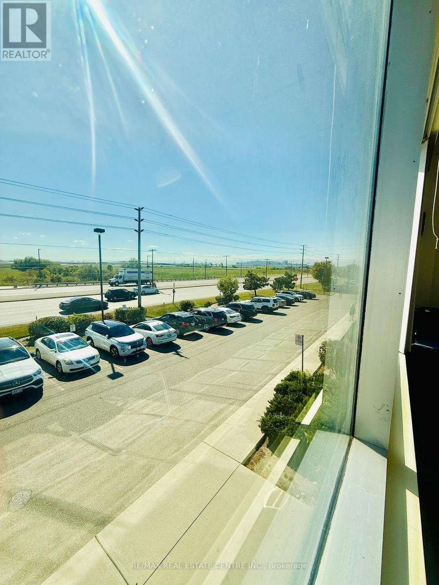 15upper - 2355 Derry Road E, Mississauga, Ontario  L5S 1V6 - Photo 12 - W12413731