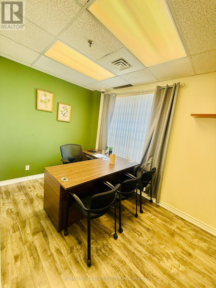 15upper - 2355 Derry Road E, Mississauga, Ontario  L5S 1V6 - Photo 3 - W12413731