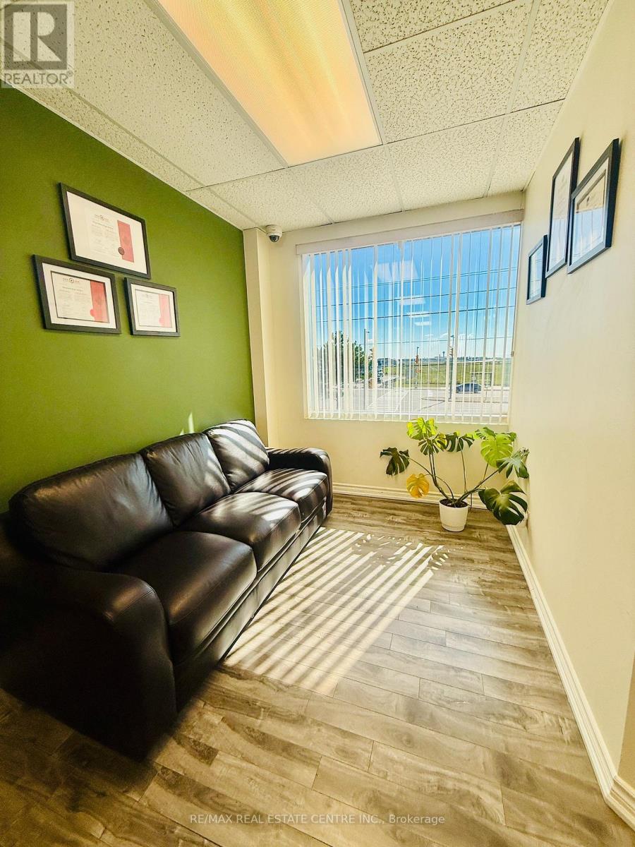 15upper - 2355 Derry Road E, Mississauga, Ontario  L5S 1V6 - Photo 5 - W12413731