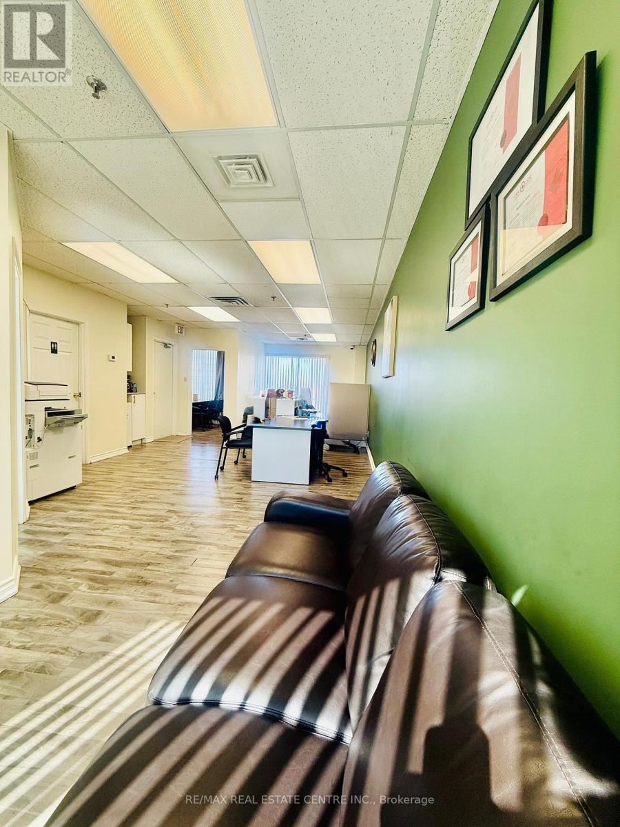 15upper - 2355 Derry Road E, Mississauga, Ontario  L5S 1V6 - Photo 15 - W12413731