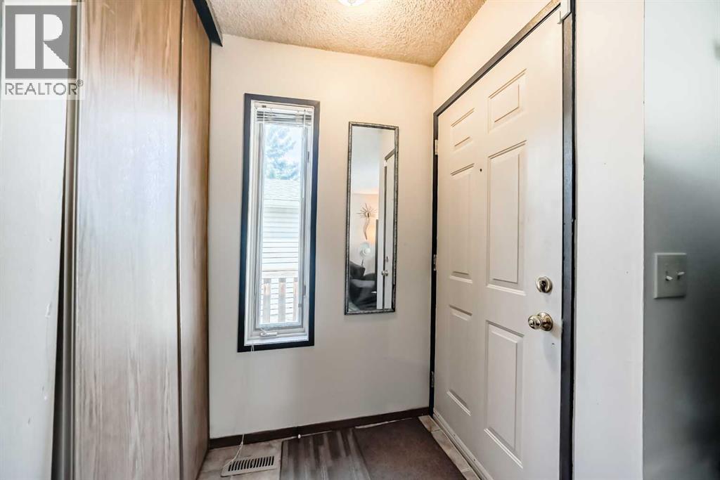 27 Martinview Crescent Ne, Calgary, Alberta  T3J 2S2 - Photo 3 - A2248526