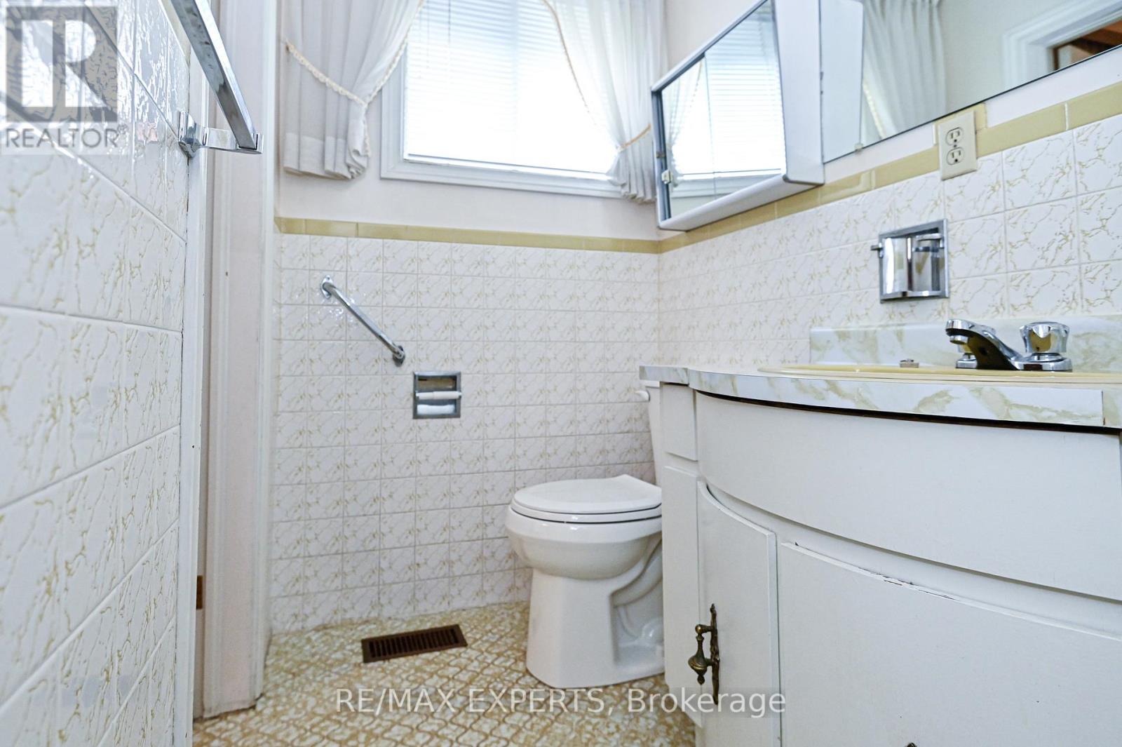 2355 Major Mackenzie Drive, Vaughan, Ontario  L6A 3Z2 - Photo 16 - N12417475