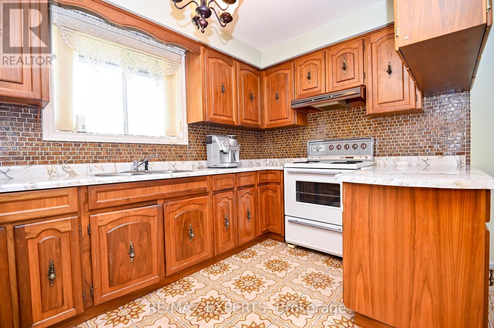 2355 Major Mackenzie Drive, Vaughan, Ontario  L6A 3Z2 - Photo 8 - N12417475