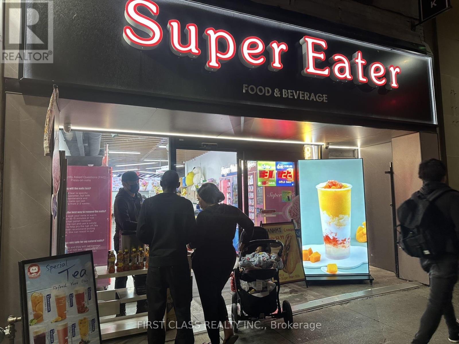 376 YONGE STREET, Toronto, Ontario