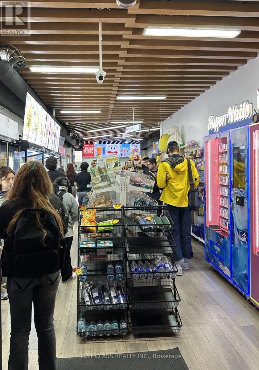 376 Yonge Street, Toronto, Ontario  M5B 1S6 - Photo 2 - C12417483