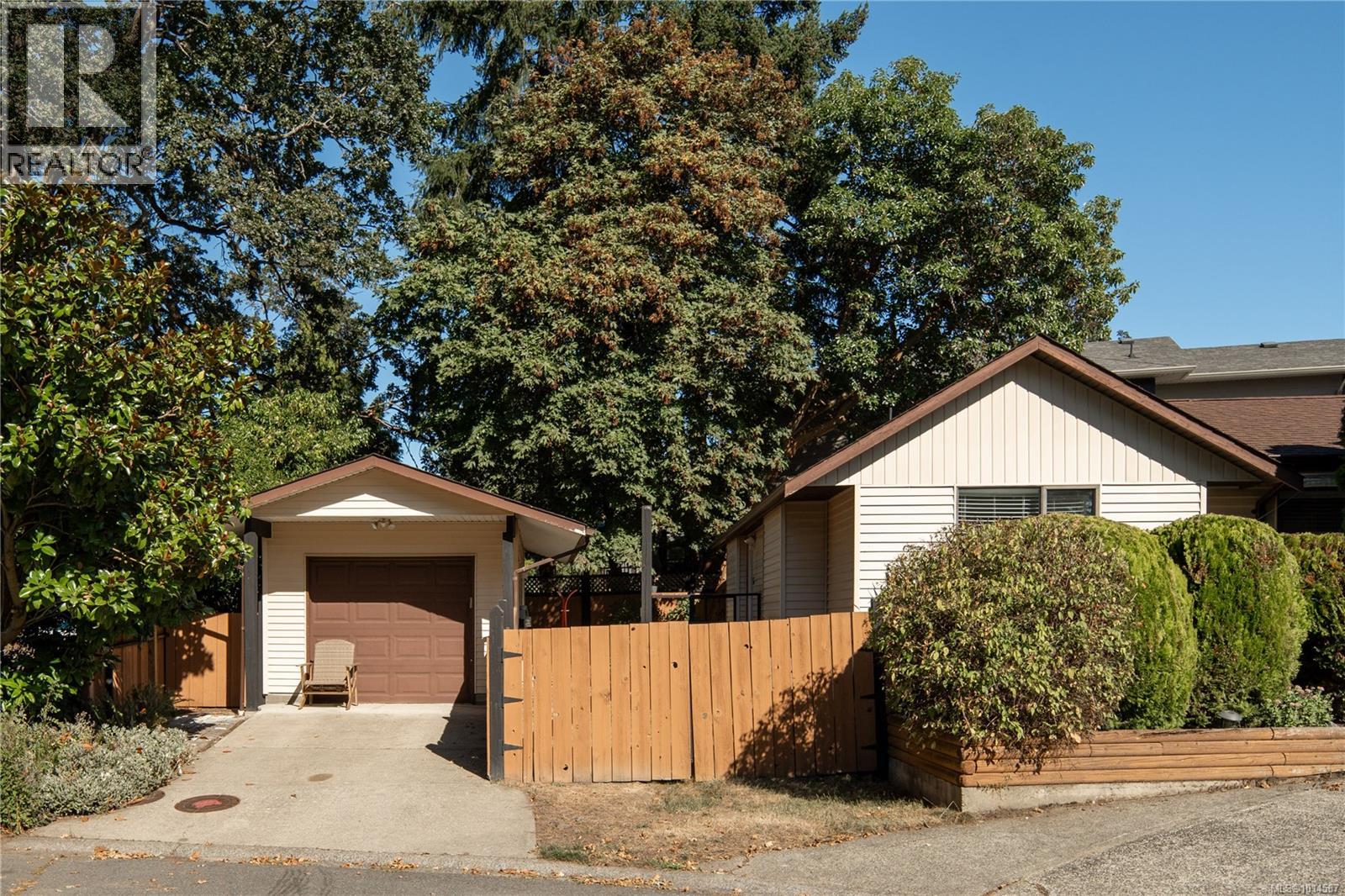 4101 Scoones Pl, Saanich, British Columbia  V8X 4R4 - Photo 3 - 1014587