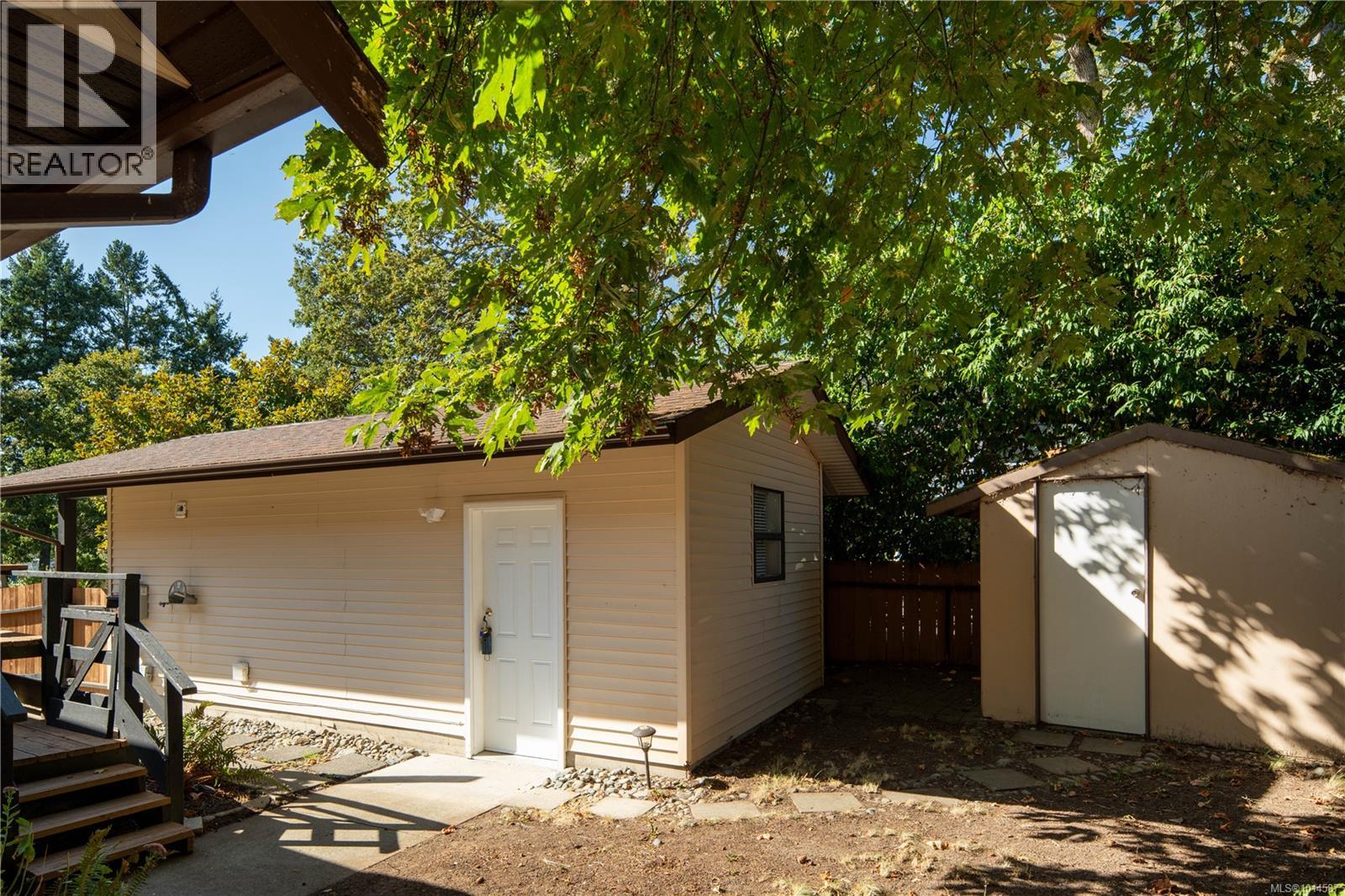 4101 Scoones Pl, Saanich, British Columbia  V8X 4R4 - Photo 32 - 1014587