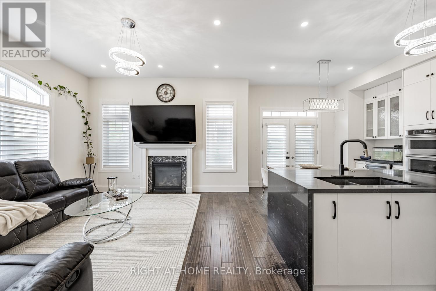 104 Sora Gate, Oakville, Ontario  L6H 0Y4 - Photo 12 - W12417523