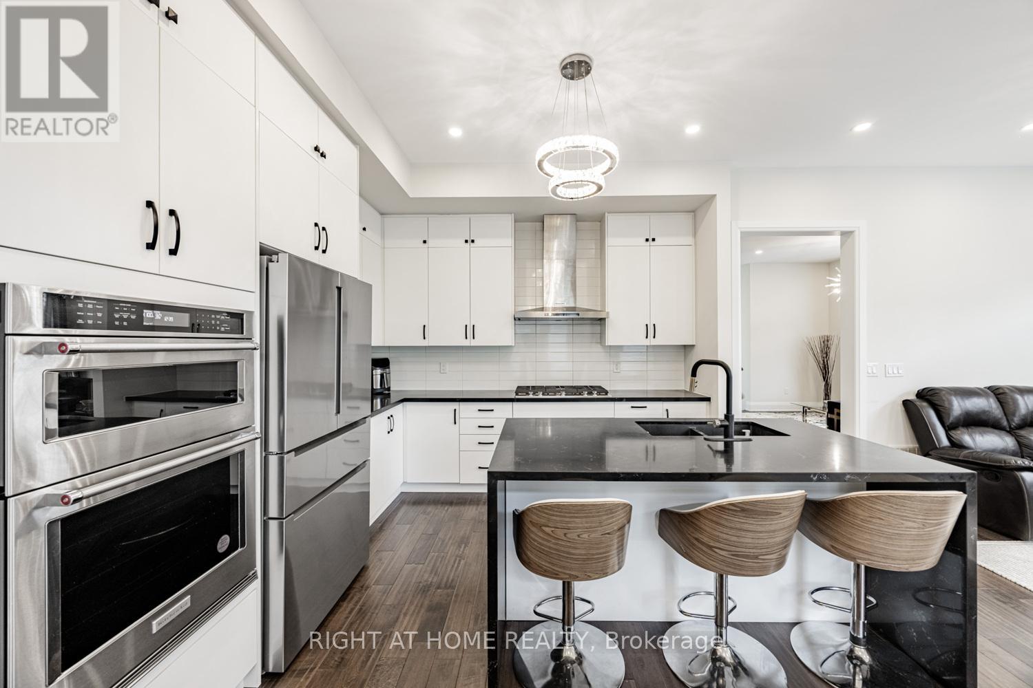 104 Sora Gate, Oakville, Ontario  L6H 0Y4 - Photo 19 - W12417523