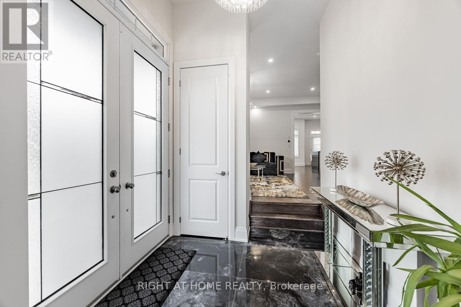104 Sora Gate, Oakville, Ontario  L6H 0Y4 - Photo 5 - W12417523