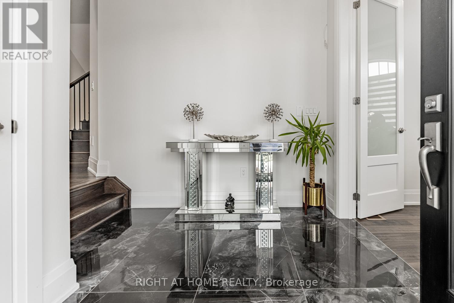 104 Sora Gate, Oakville, Ontario  L6H 0Y4 - Photo 7 - W12417523