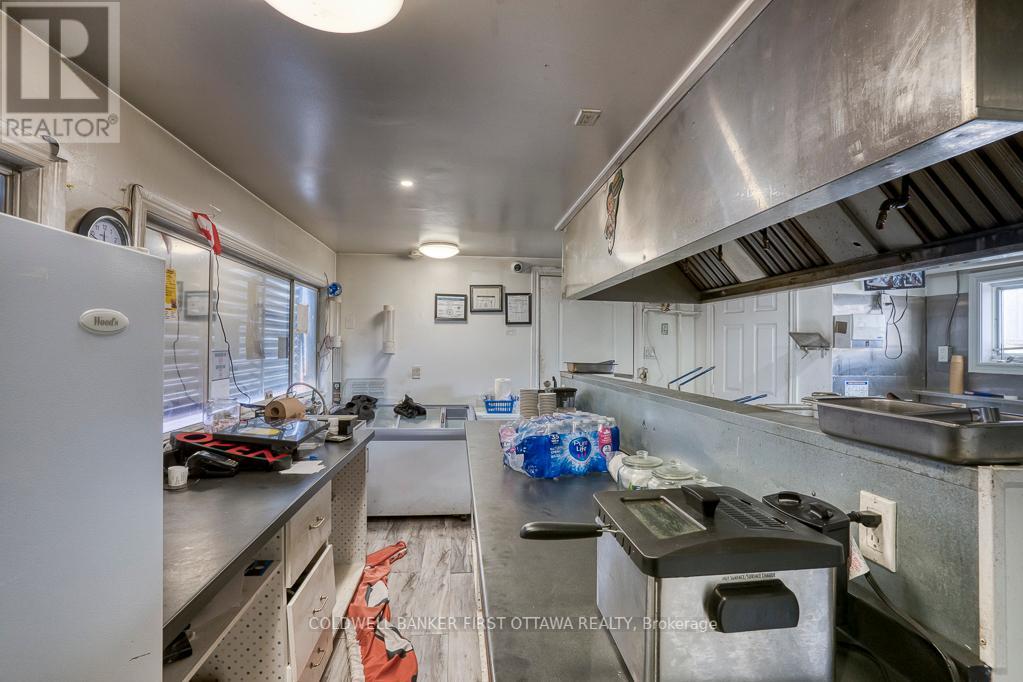 106 Broadway Street W, Merrickville-Wolford, Ontario  K0G 1N0 - Photo 12 - X12417538