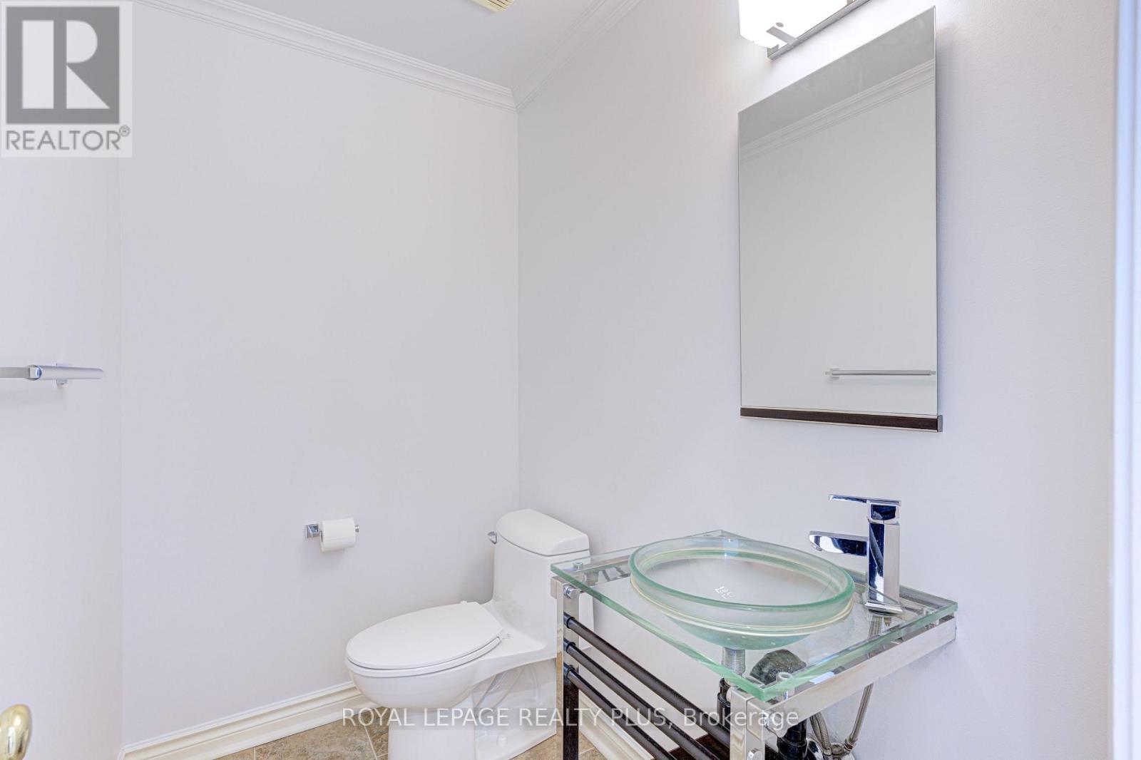 5 Falkland Place, Richmond Hill, Ontario  L4C 9P3 - Photo 6 - N12412597