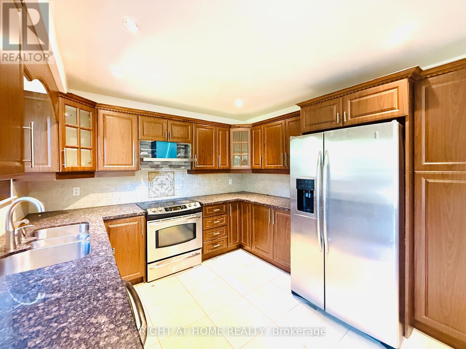 40 Rockland Drive, Toronto, Ontario  M2M 2Y9 - Photo 4 - C12417555