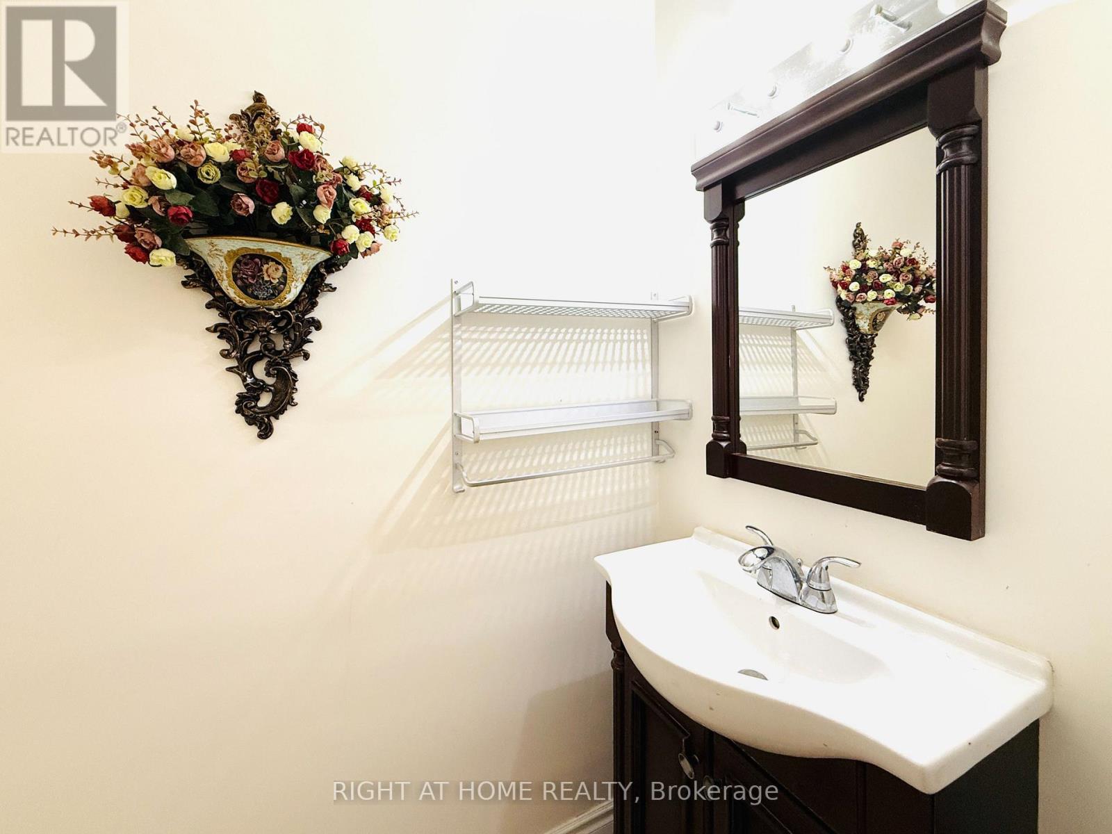 40 Rockland Drive, Toronto, Ontario  M2M 2Y9 - Photo 9 - C12417555