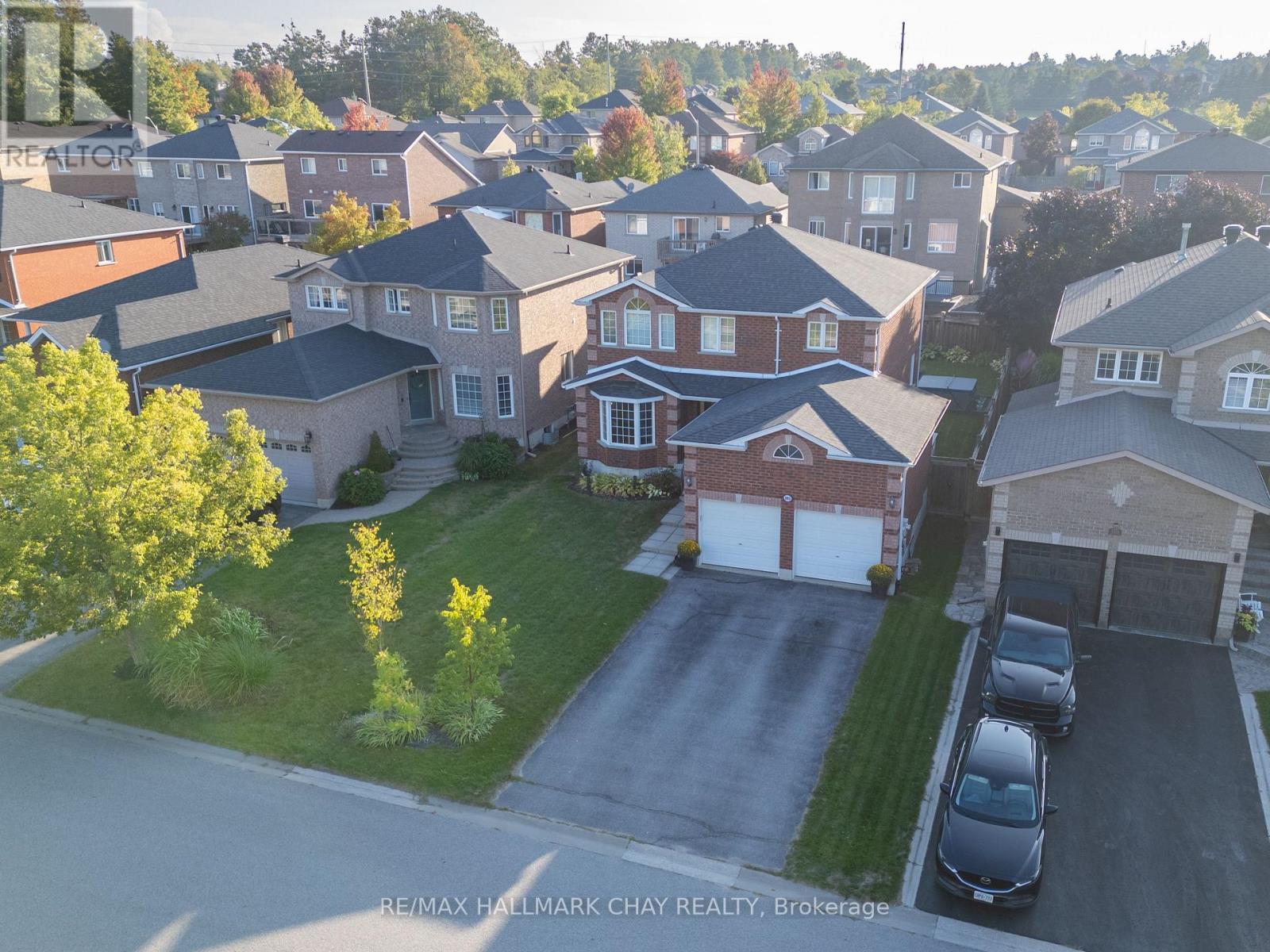 105 Crompton Drive, Barrie, Ontario  L4M 6N9 - Photo 2 - S12401397