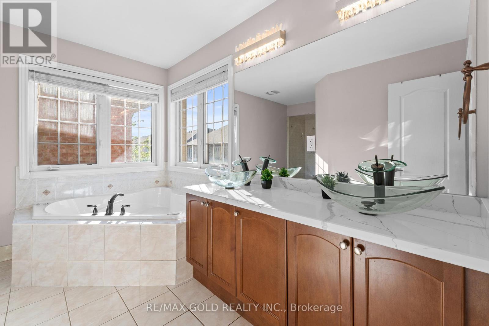 2 Helman Road, Brampton, Ontario  L6R 0R4 - Photo 27 - W12417556