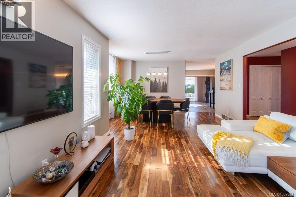 Property at 749 Marchmont Rd image 5
