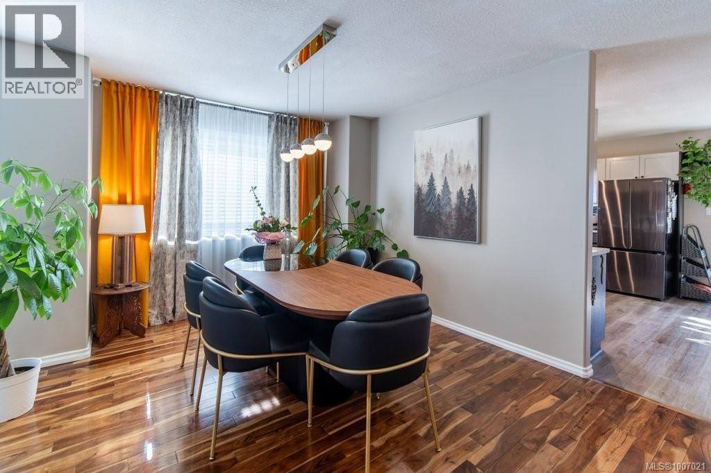 Property at 749 Marchmont Rd image 2