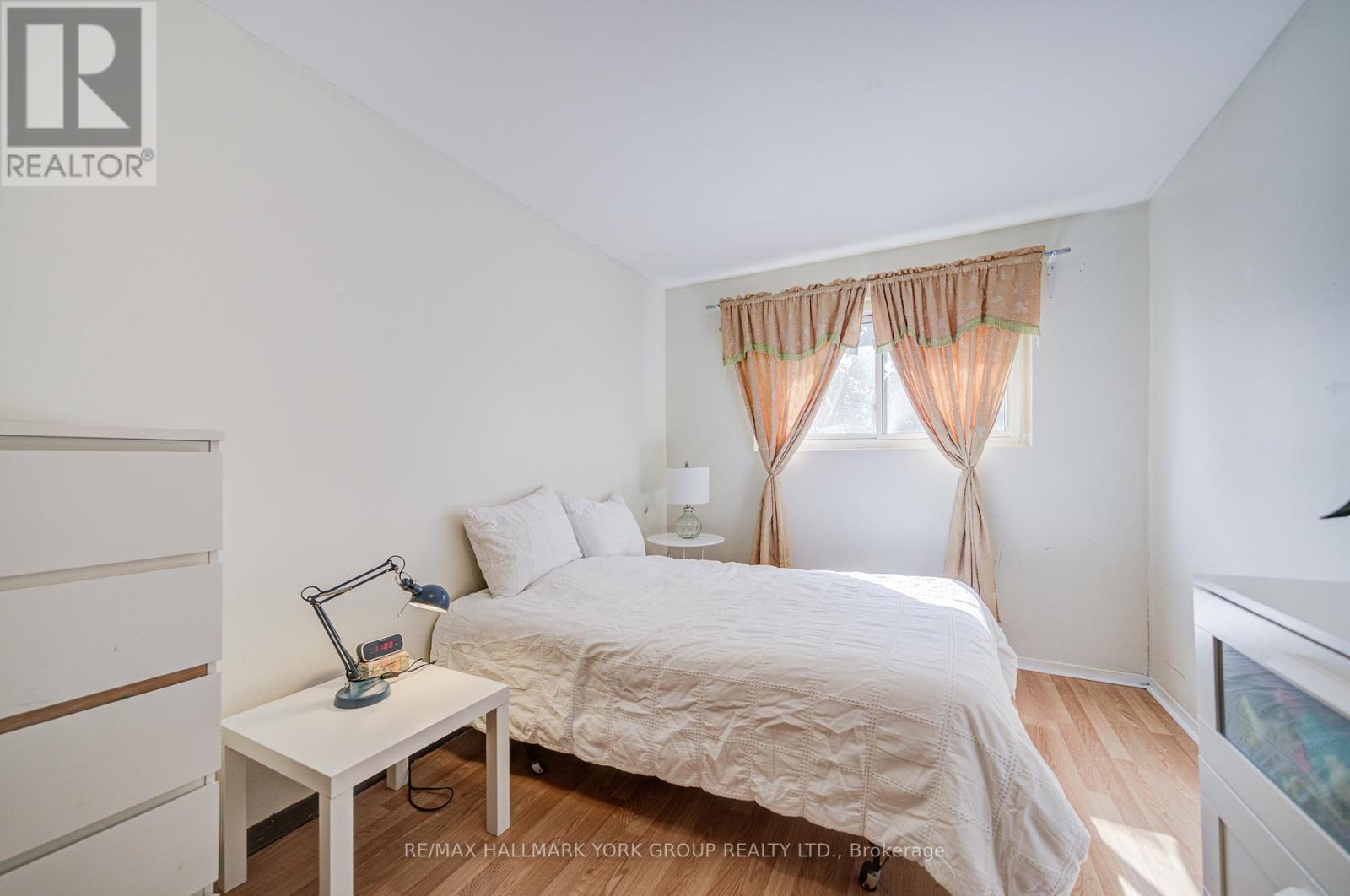 9 Bur Oak Way, Toronto (Glenfield-Jane Heights), Ontario  M3L 2G3 - Photo 12 - W12417565