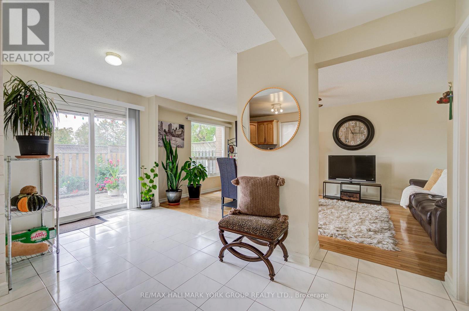 9 Bur Oak Way, Toronto (Glenfield-Jane Heights), Ontario  M3L 2G3 - Photo 6 - W12417565