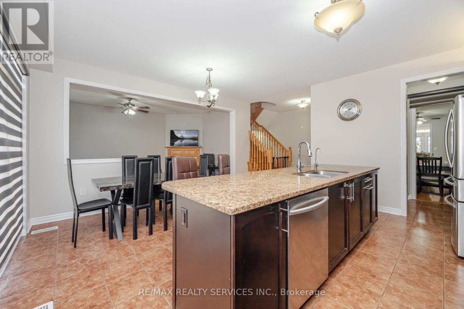 232 Sussexvale Drive, Brampton, Ontario  L6R 3S3 - Photo 14 - W12417576