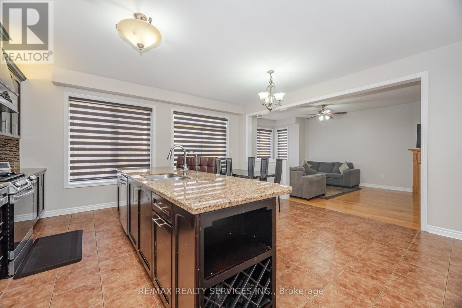 232 Sussexvale Drive, Brampton, Ontario  L6R 3S3 - Photo 15 - W12417576