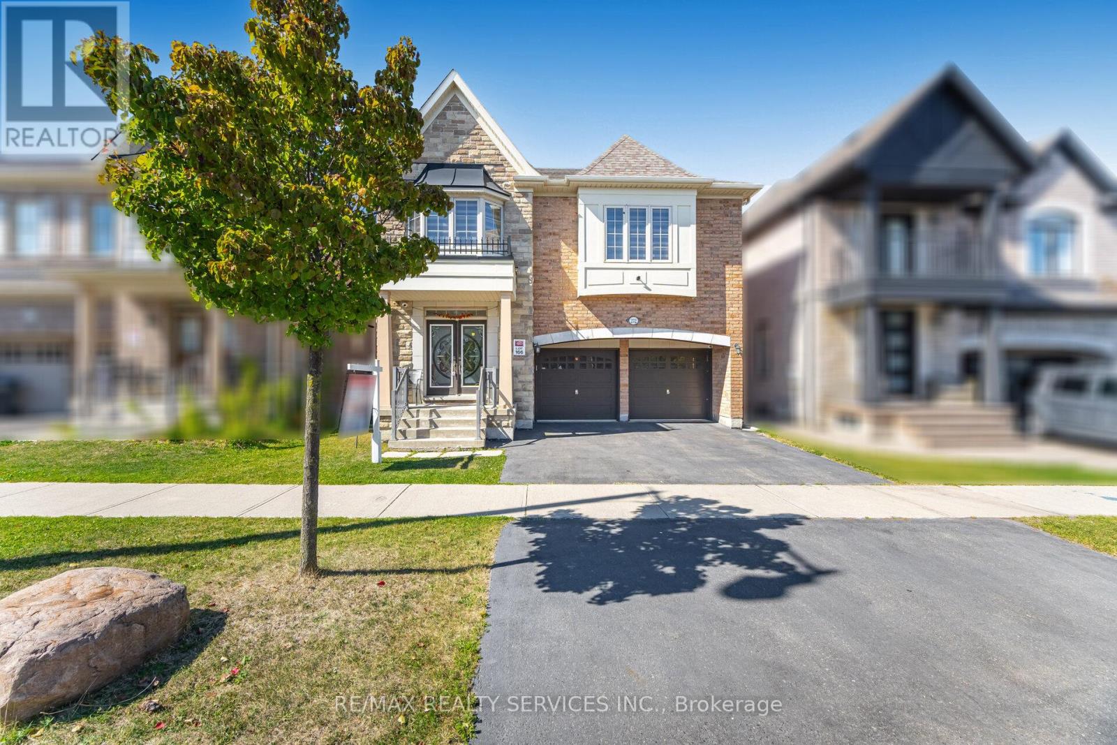232 Sussexvale Drive, Brampton, Ontario  L6R 3S3 - Photo 3 - W12417576