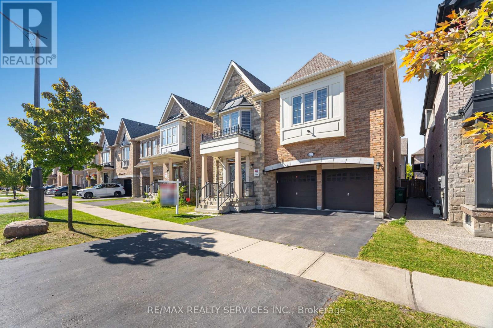 232 Sussexvale Drive, Brampton, Ontario  L6R 3S3 - Photo 4 - W12417576