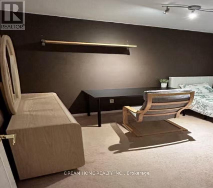 2743 Hammond Road, Mississauga, Ontario  L5K 2M5 - Photo 2 - W12417582