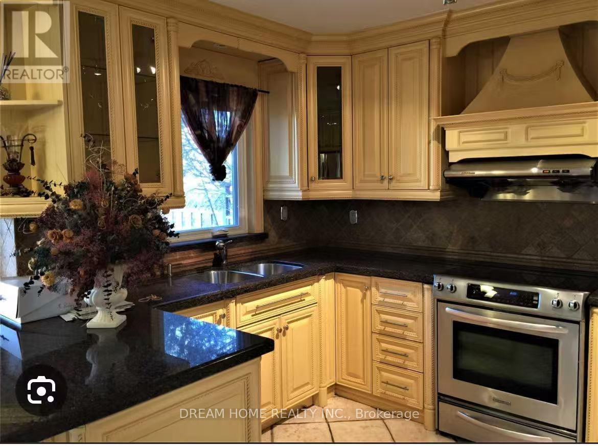 2743 Hammond Road, Mississauga, Ontario  L5K 2M5 - Photo 6 - W12417582