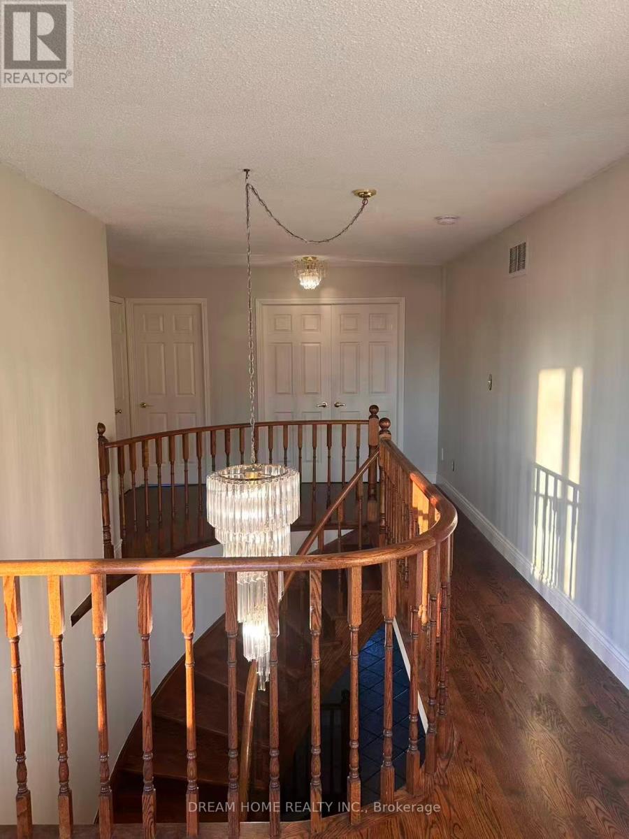 2743 Hammond Road, Mississauga, Ontario  L5K 2M5 - Photo 9 - W12417582