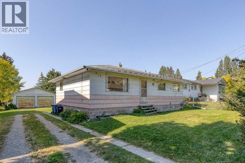 217 Ross Avenue, Cochrane, Alberta  T4C 1C9 - Photo 3 - A2258907