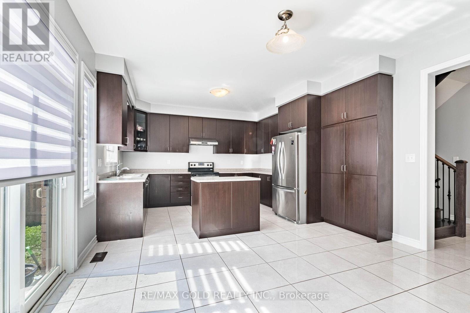 9 Venue Road, Brampton, Ontario  L6P 4E5 - Photo 17 - W12417586