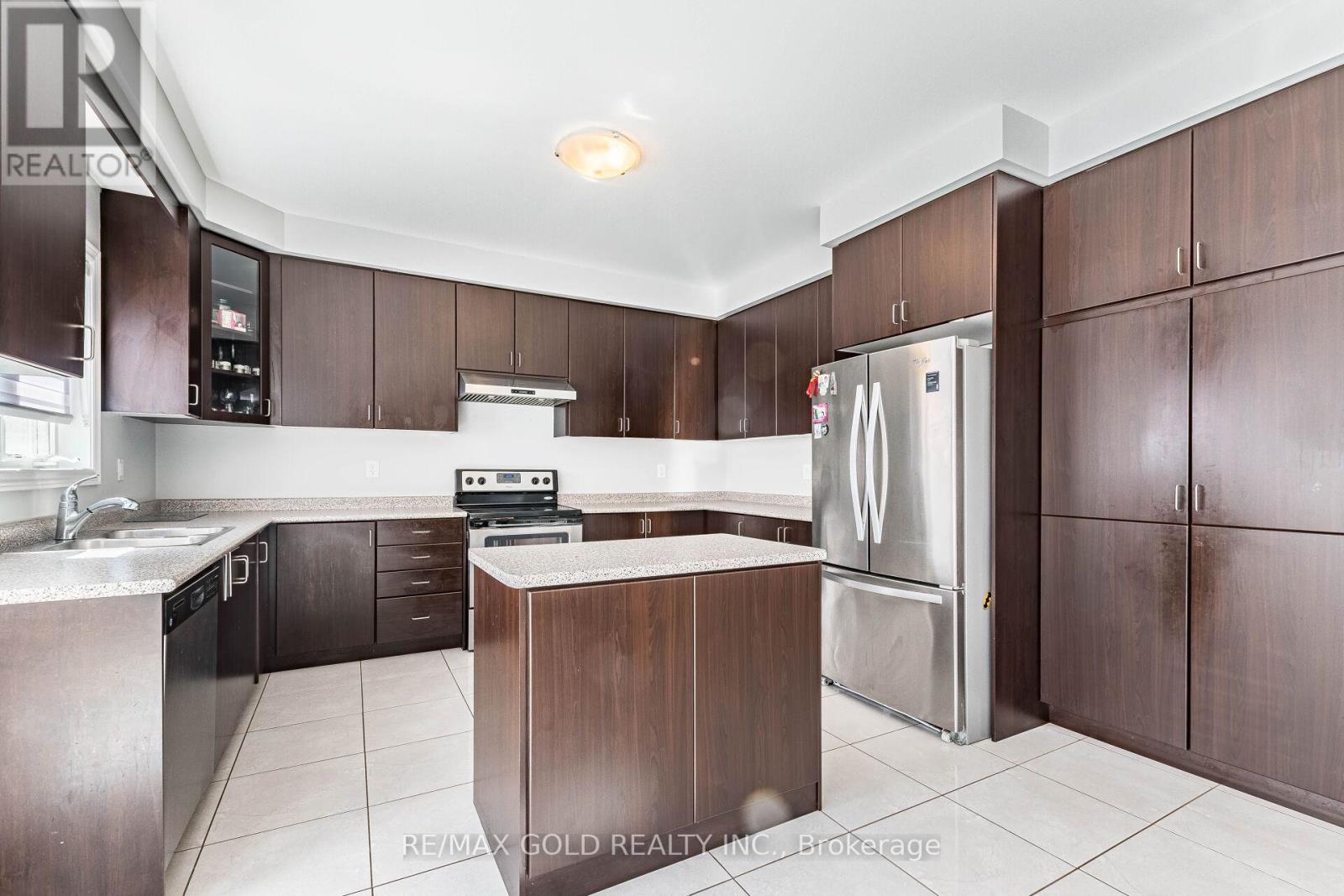 9 Venue Road, Brampton, Ontario  L6P 4E5 - Photo 18 - W12417586