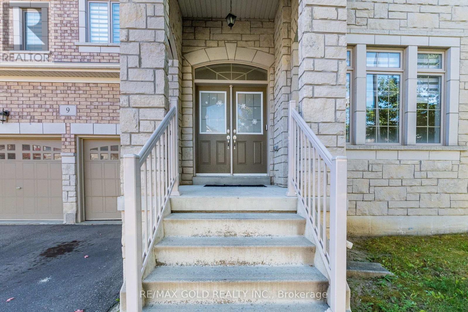 9 Venue Road, Brampton, Ontario  L6P 4E5 - Photo 3 - W12417586
