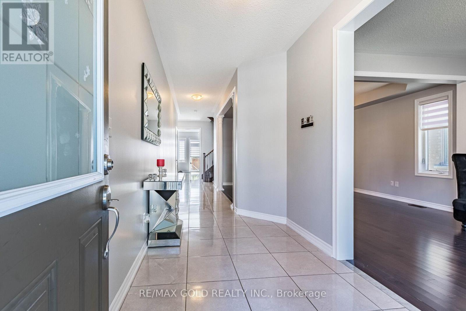 9 Venue Road, Brampton, Ontario  L6P 4E5 - Photo 4 - W12417586